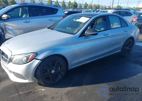 2016 Mercedes-Benz C 300 z USA, uszkodzony, nr VIN 55SWF4JB4GU172770